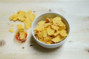 Mais Chips im ein Schüssel auf ein hölzern Hintergrund foto