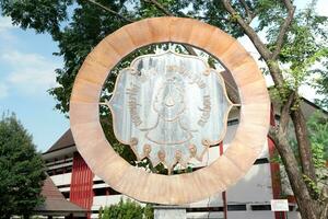 Solo, Indonesien - - 15. Juni 2022. Sebelas maret Universität Emblem, Bronze- Emblem von lehrreich Institutionen im Solo. Text März elf foto