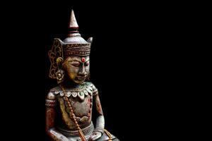 hölzern traditionell Asket Statue von das Innere Stamm auf ein schwarz Hintergrund foto