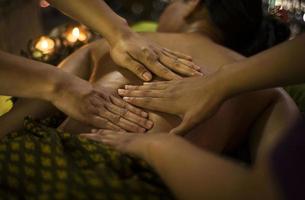 Traditionelle asiatische thailändische Vierhandmassage im tropischen Spa-Detail foto