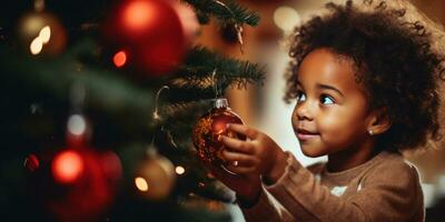 Afroamerikaner Kind vertieft im dekorieren ein Weihnachten Baum, halten ein glänzend Ornament. ai generativ. foto