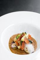 Gourmet gefüllter Tintenfisch mit Gemüse in würzigem Kürbis-Curry-Püree foto