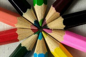ein schließen oben von mehrere farbig Bleistifte foto
