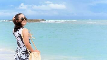 Frau Tourist auf das Strand im Thailand foto