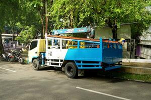 Solo, Indonesien - - Juni 11, 2022 Elektriker LKW, LKW mit Leiter und Diesel zum reparieren Leistung Gitter foto