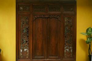 traditionell geschnitzt hölzern Tür mit schön und außergewöhnlich Einzelheiten foto