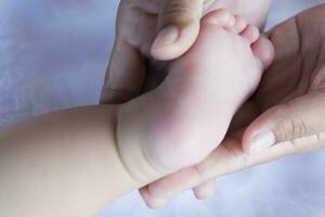 Baby Füße im Hand, Mutter, winzig Neugeborene Baby Füße auf Hand, weiblich Foto, Nahaufnahme, Mutter und ihr Kind, glücklich Familie Konzept, schön Konzept Bild von Geburt. foto