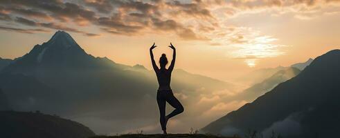 Silhouette von ein Frau üben Yoga im das Gipfel mit Berg Hintergrund. ai generiert foto