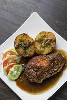 berühmtes Cordon Bleu panierte Hähnchensoße und Kartoffelgericht foto