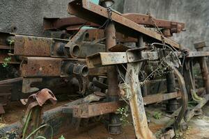 Sammlung von gebrochen Metall LKW Chassis zum Verkauf beim ein Müll Metall Geschäft foto