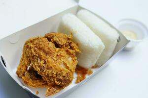 gebraten Hähnchen mit verpackt Reis und Carbonara Soße im ein Box foto