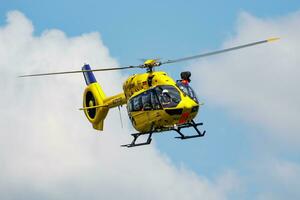 medizinisch Hubschrauber beim Flughafen und Flugplatz. Drehflügler und Medikopter. Allgemeines Luftfahrt Industrie. Luft Krankenwagen Transport. Luft Transport. fliegen und fliegend. foto