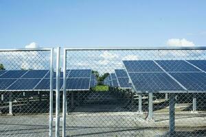 Solar- Panel Generator Zelle Alternative Elektrizität Quellen zum das Zukunft Welt das Konzept von nachhaltig Alternative Ressourcen. foto