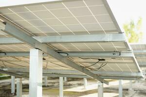 Solar- Tafeln, ein Alternative Quelle von Elektrizität, sind ein nachhaltig Ressource Konzept, und sind ein Neu System Das können produzieren Mehr Elektrizität als je Vor. foto
