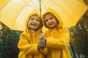 komisch Zwilling Schwester im Gelb Regenmäntel unter einer groß Regenschirm. generieren ai foto