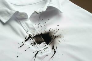 Stift und beflecken von schwarz Tinte auf Weiß Hemd sauber. generieren ai foto