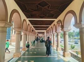 samarinda Kalimantan Timur, Indonesien 17 Oktober 2023. mehrere Menschen wurden Besuch das größten Moschee im das Stadt von Samarinda, nämlich das islamisch Center foto