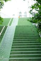 leeren Gehweg Treppe Brücke Über Fluss im das Stadt Garten Landschaft mit Nein Menschen foto