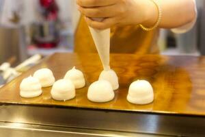 Herstellung Kochen flauschige Mini Pfannkuchen auf heiß schwenken Teller foto