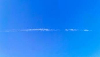 blauer himmel mit chemischen chemtrails kumuluswolken skalarwellen himmel. foto