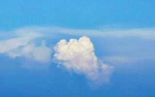 explosive wolkenbildung kumuluswolken am himmel in mexiko. foto