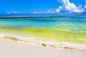 tropischer karibischer strand klares türkisfarbenes wasser playa del carmen mexiko. foto