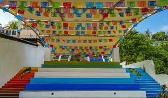 puerto escondido Oaxaca Mexiko 2023 bunt Treppe und Schritte im Regenbogen Farben puerto escondido Mexiko. foto