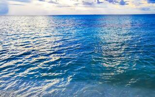 tropischer karibischer strand klares türkisfarbenes wasser playa del carmen mexiko. foto