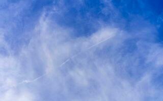 blauer himmel mit chemischen chemtrails kumuluswolken skalarwellen himmel. foto