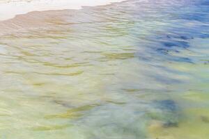 wellen am tropischen strand karibisches meer klares türkisfarbenes wasser mexiko. foto