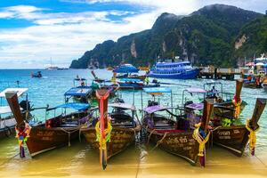 koh Phi Phi Krabi Thailand 2018 koh Phi Phi Thailand mit Lagune langen Schwanz Boote Kalkstein Felsen. foto