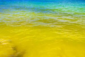 wellen am tropischen strand karibisches meer klares türkisfarbenes wasser mexiko. foto