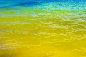 wellen am tropischen strand karibisches meer klares türkisfarbenes wasser mexiko. foto