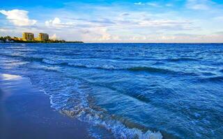 tropischer karibischer strand klares türkisfarbenes wasser playa del carmen mexiko. foto