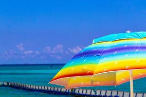 bunt Sonnenschirm mit viele Farben auf das Karibik Strand im Mexiko. foto