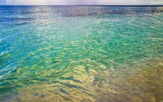 tropischer karibischer strand klares türkisfarbenes wasser playa del carmen mexiko. foto