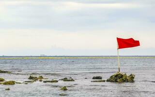 rote flagge schwimmen verboten hohe wellen playa del carmen mexiko. foto