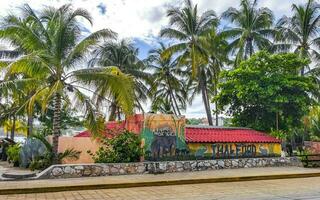 puerto escondido Oaxaca Mexiko 2023 typisch schön bunt Tourist Straße Bürgersteig Stadt puerto escondido Mexiko. foto