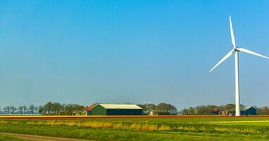 Wind Turbinen auf Felder im das Landschaft im Norden Holland Niederlande. foto