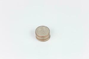 Münzen gestapelt auf jeder andere auf ein Weiß Hintergrund, Geschäft Konzept foto