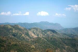 Ziel und Paradies von Senke Berg. Antenne Aussicht Sommer- tropisch Wald im Thailand. foto