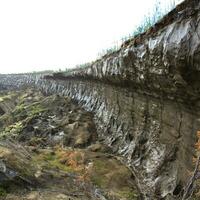 ein 100 m hoch Mauer von schmutzig gefroren Eis. foto