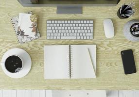 Arbeitsräume mit PCs, Büchern, Stiften und Smartphones auf dem Tisch. foto