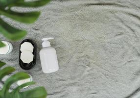 Pumpflasche für Creme oder Parfüm auf grauem Hintergrund. foto