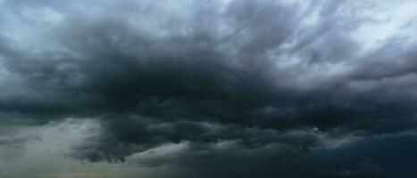 der dunkle himmel mit zusammenlaufenden schweren wolken und einem heftigen sturm vor dem regen. schlechter oder launischer wetterhimmel und umgebung. Kohlendioxidemissionen, Treibhauseffekt, globale Erwärmung, Klimawandel foto