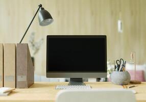 PC auf dem Schreibtisch im Büro platziert foto