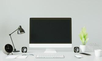 PC auf dem Schreibtisch im Büro platziert foto