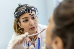 HNO Konzept. positiv Frau Hals-Nasen-Ohrenarzt Überprüfung Nase mit Otoskop von seine geduldig beim Krankenhaus. Nasal- Stau, Sinusitis, Allergie Konzept. weiblich geduldig beim modern ent Klinik. foto