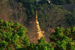 Erbe golden Buddha Statue und Pagode gelegen im das Wald und auf das Berg im Nord von Thailand Vogel Auge Aussicht foto