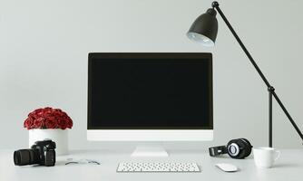 PC auf dem Schreibtisch im Büro platziert foto